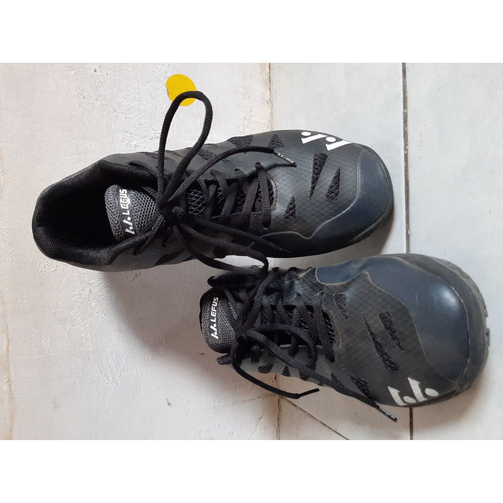 Sepatu Olahraga Bulutangkis Badminton Lari Santai Merk Lefus Made in China Ringan Kuat Awet