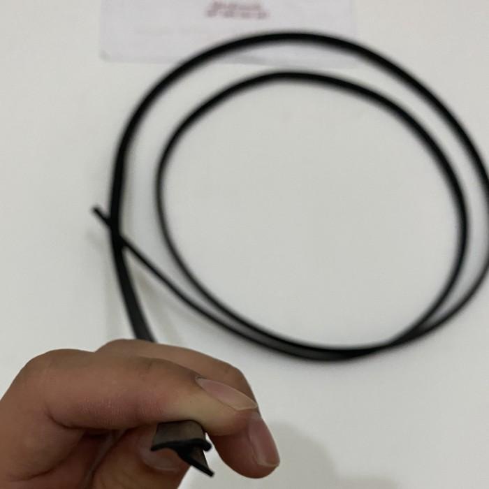 Karet list T bawah kaca depan mobil universal