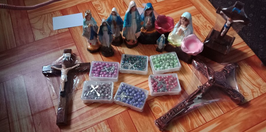 Salib Duduk Meja Kayu Dengan Kotak Rosario Benda Rohani Corpus Patung Yesus Inri Fiberglass 17 Cm