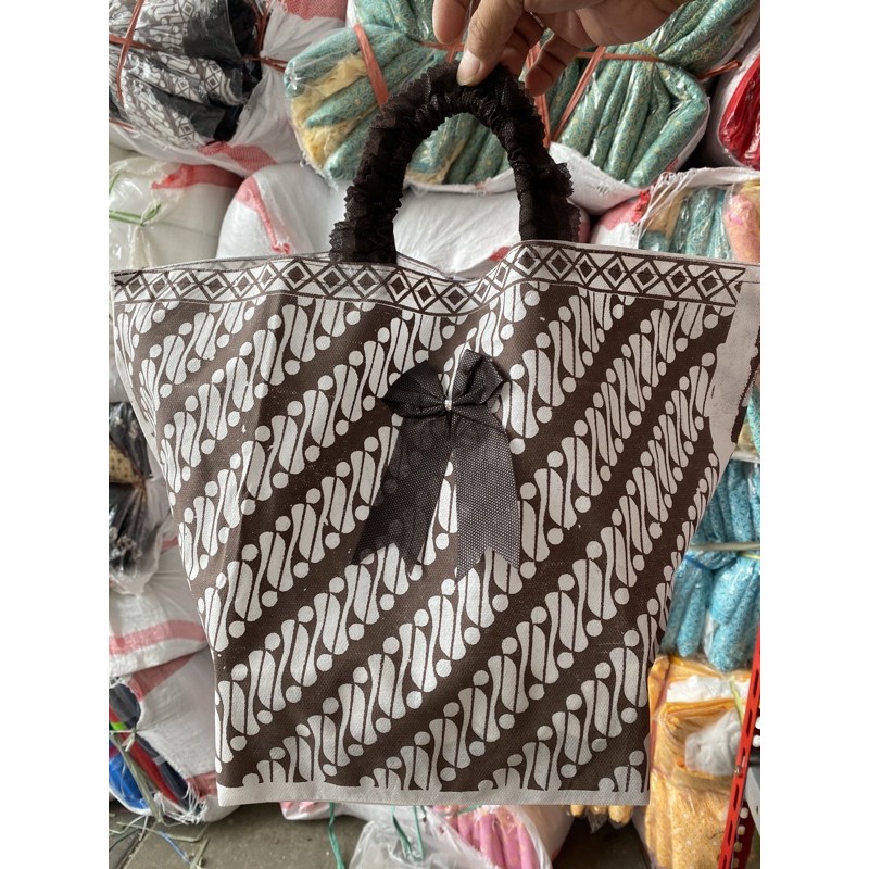 HARGA LUSIN ISI 12 BIJI- TAS HAJATAN 22x22x30 RENDA BATIK PUTIH