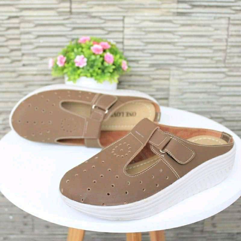 ONE LOVE SANDAL WANITA ORIGINAL TUTONG HAK SEMI SEPATU MODEL KEKINIAN WARNA MOCA HITAM CREM HAK TING