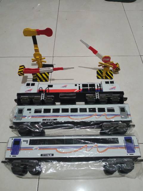 KERETA API KAYU (Paket 1 Lokomotif, 2 Gerbong dan 2 palang pintu)