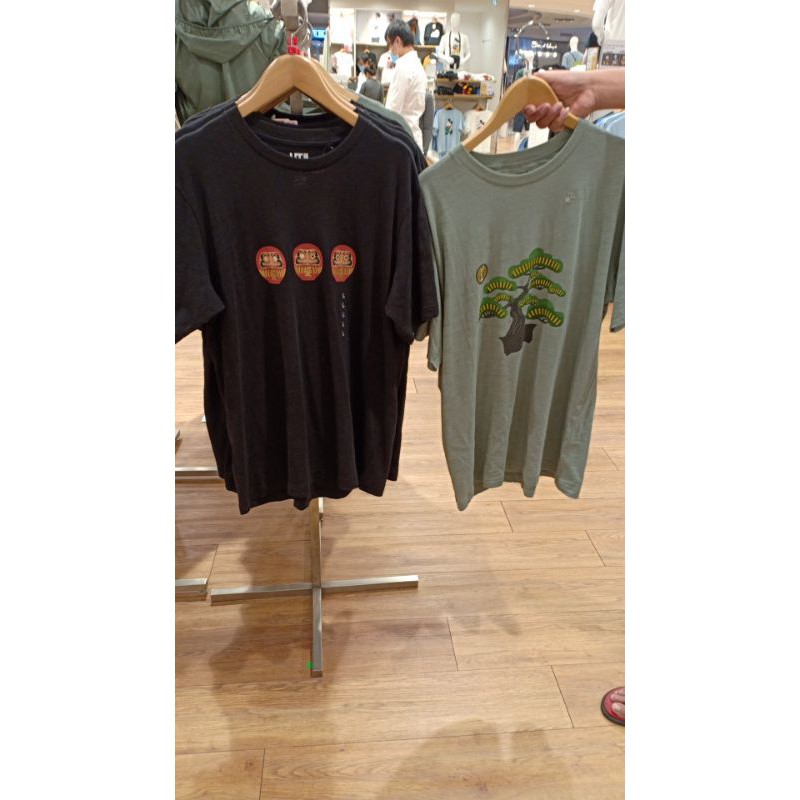 UNIQLO UT KAOS PRIA MOTIF ORDERAN CUSTOMER