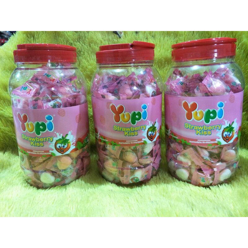 

permen yupi strawberry kiss 300gr toples stroberi love permen kenyal berkwalitas