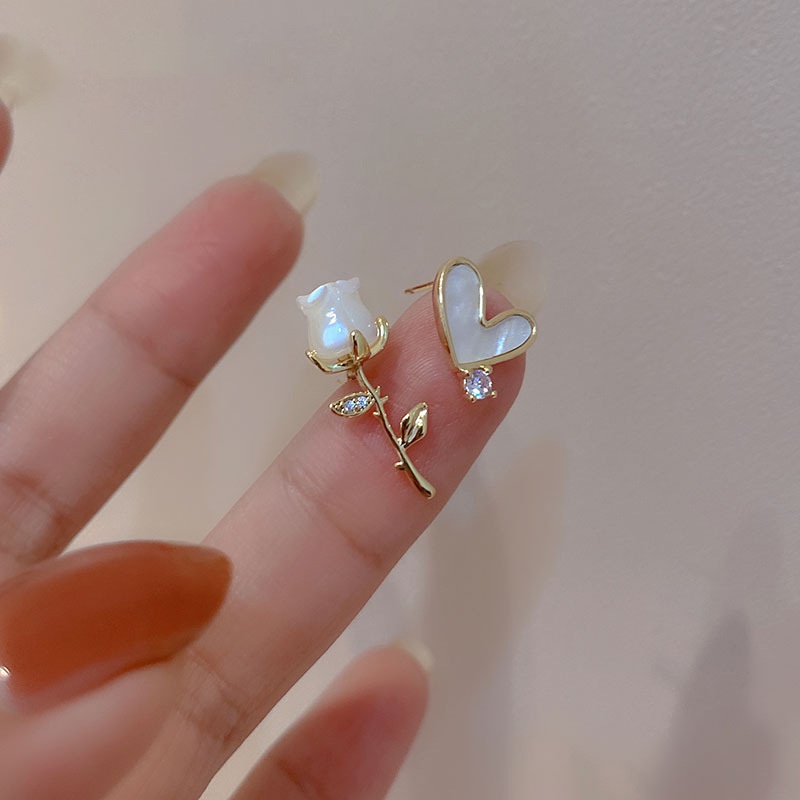 Anting Stud Asimetris Desain Hati Mawar Putih Gaya Vintage Untuk Wanita