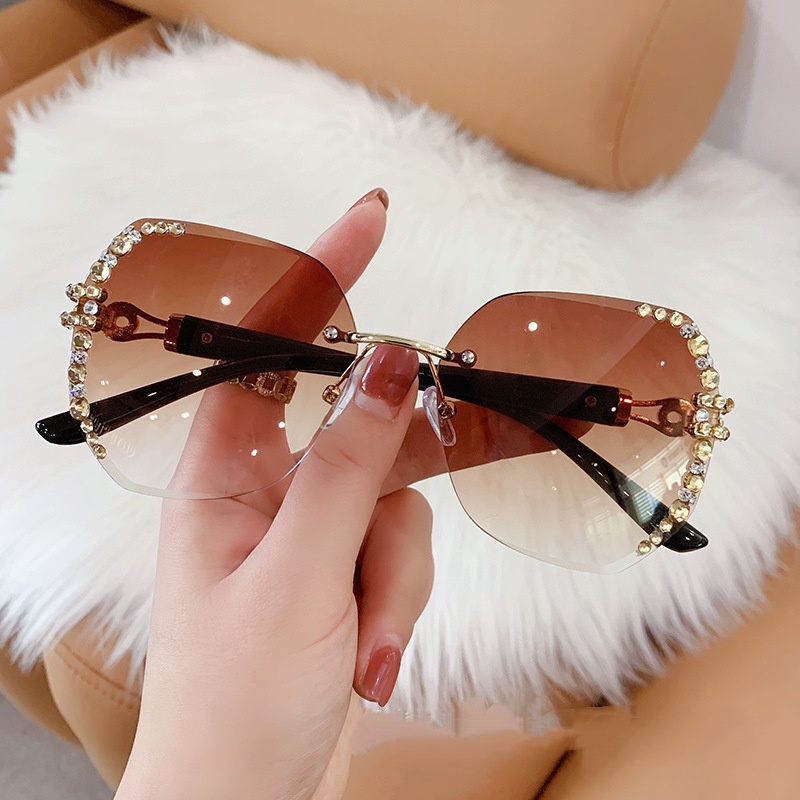 Kacamata Hitam Tanpa Bingkai Pelindung UV Gaya Vintage Untuk Wanita