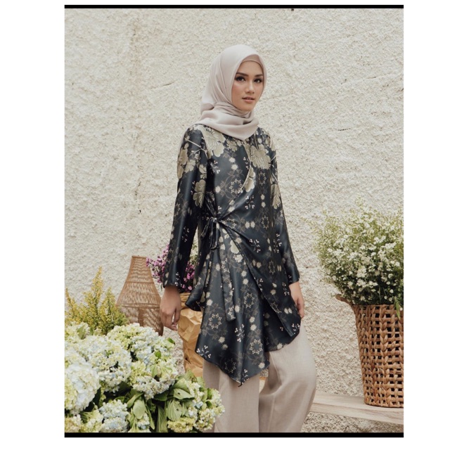 POPPY BLOUSE WEARING KLAMBY