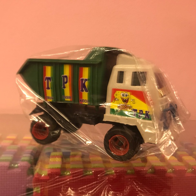 Mainan truk pasir kecil (mainan anak laki laki)