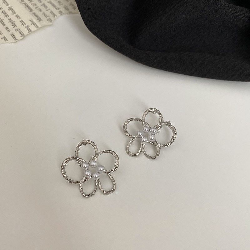 Anting Stud Desain Bunga Aksen Mutiara Imitasi Bahan Metal Untuk Wanita