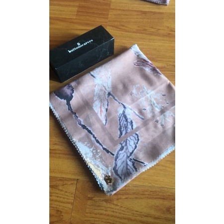 Preloved Buttonscarves Le Costa Salmon as is (baca deskripsi)