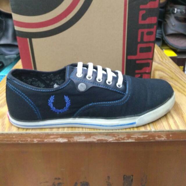 Sepatu sekolah hitam mogul.