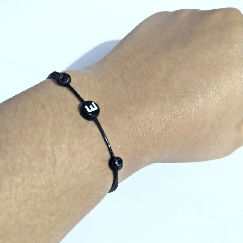 GELANG INISIAL HURUF BULAT HITAM