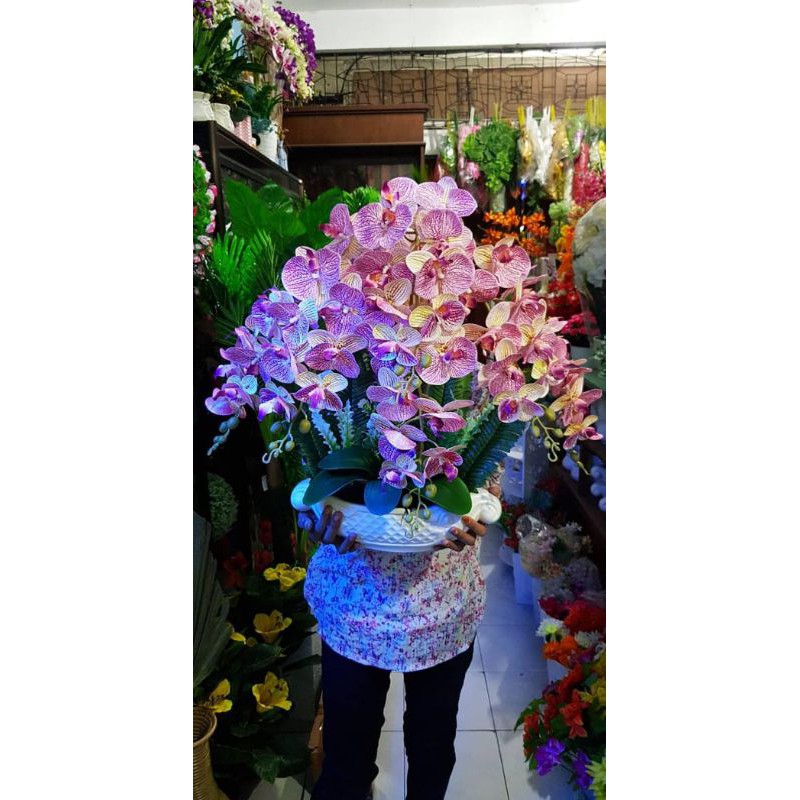 Rangkaian anggrek latex dengan vas keramik