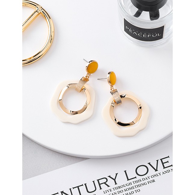 LRC Anting Tusuk Fashion White Irregular Geometric Contrast Earrings F59474
