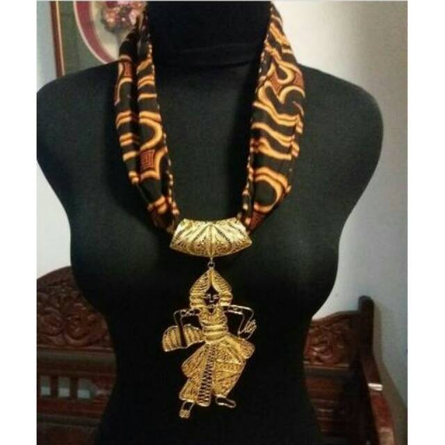 Kalung batik wayang