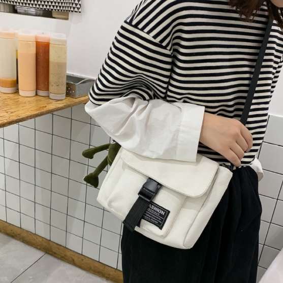 Tas Korea Kasual Sederhana Kipas Sastra Solid Messenger Bag Tas Kanvas Tebal Tas Fashion Pria Wanita Import Korean Casual Simple Literary Fan Solid Messenger Bag Canvas Bag Fashion Bags