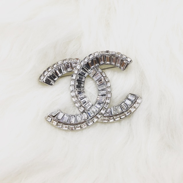 Chanel brooch with classic swarovski details // Bros klasik swarovski ala korea
