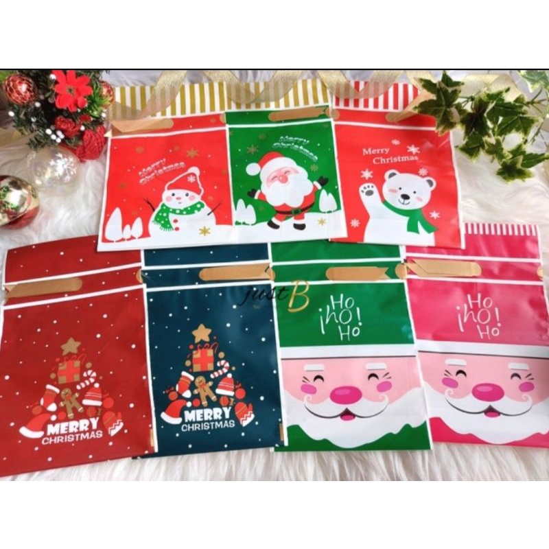

[READY] Pouch Serut Natal 10 pcs Polar Ginger Tree Santa Claus Hadiah Natal Drawstring Goodie Bag