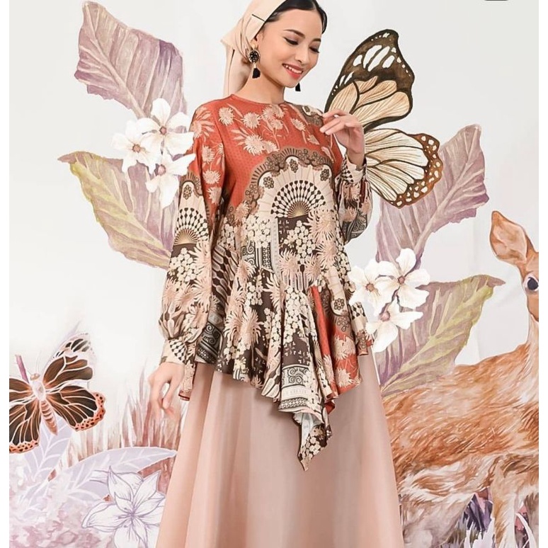 Minor Kyra Blouse Size M Wearing Klamby