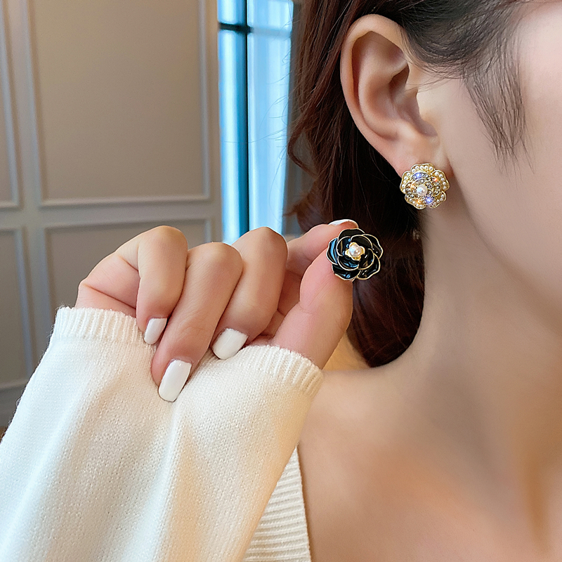 Anting Bunga Mutiara Berlian Berkilau Asimetris Hitam Dan Putih lady Korea