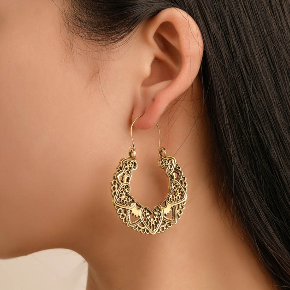 Anting Hoop Bentuk Hati Geometris Model Hollow out Gaya Vintage Untuk Wanita