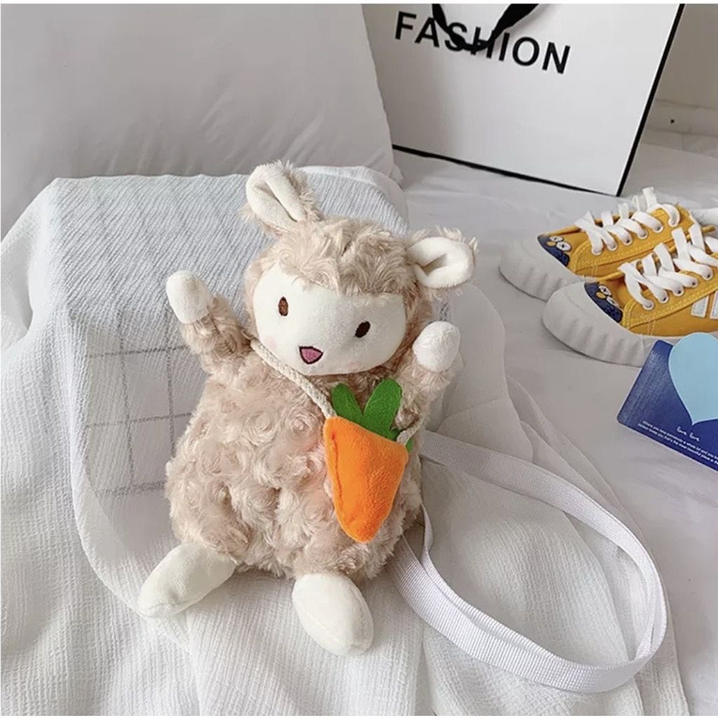 Tas Selempang Wanita Bulu Boneka Motif SHEEP EAT CARROT Karakter Hewan DOMBA MAKAN WORTEL Gemoy Peluk Imut Lucu Uwu Omo Omo Kiyowok Merangkul Korean Style K-POP