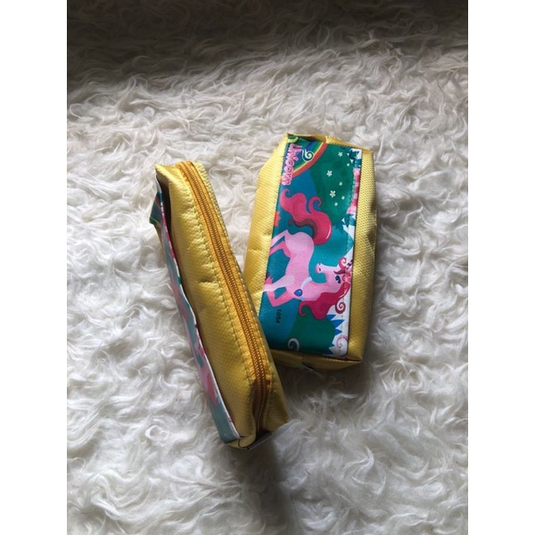 

Kotak Pensil Zipper 1054 Unicorn