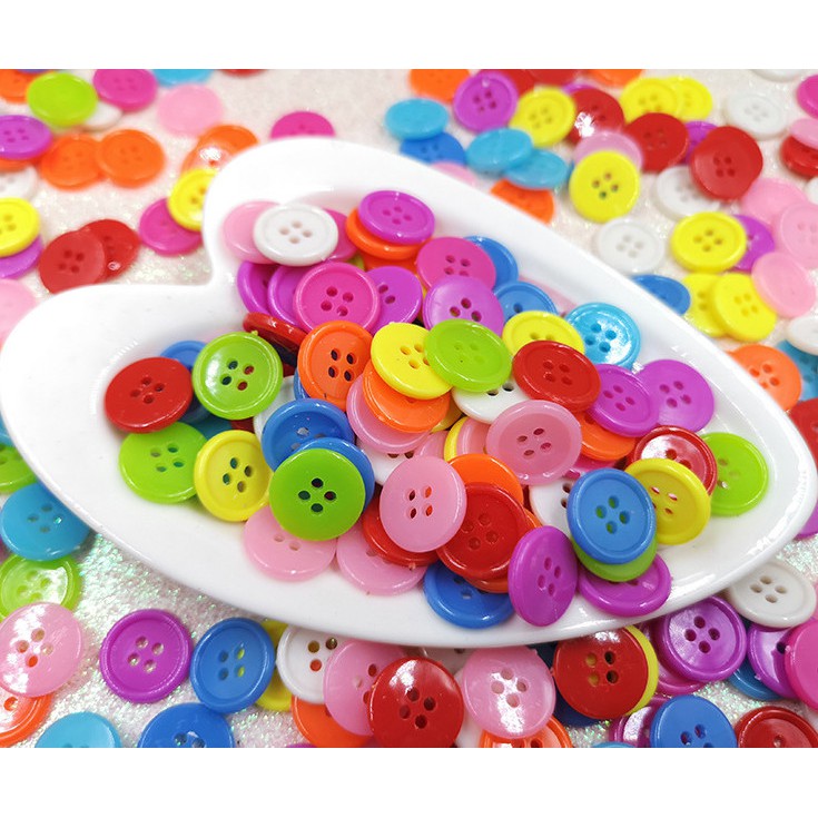 50 Pcs Kancing Bulat 4 Lubang Bahan Akrilik Warna Campur Ukuran 15MM / 20MM Untuk Kerajinan Jahit Scrapbook Handmade DIY