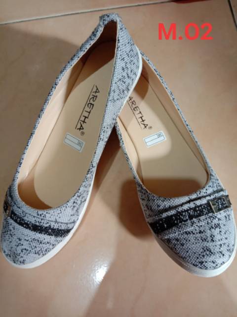 Sepatu slip on cewe