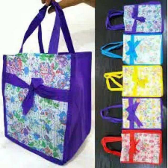 

Tas souvenir kecil