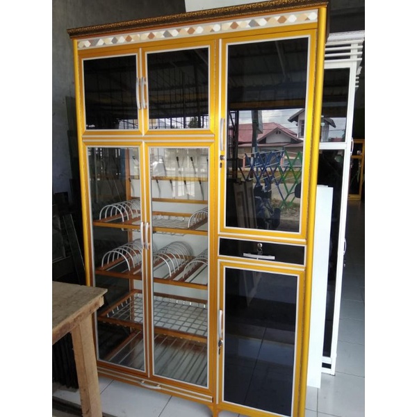 Lemari Rak Piring Alumanium Kaca 3 Pintu Gold