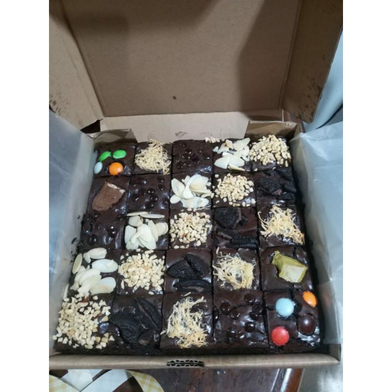 

BROWNIES PANGGANG SEKAT TOPPING KOMPLIT