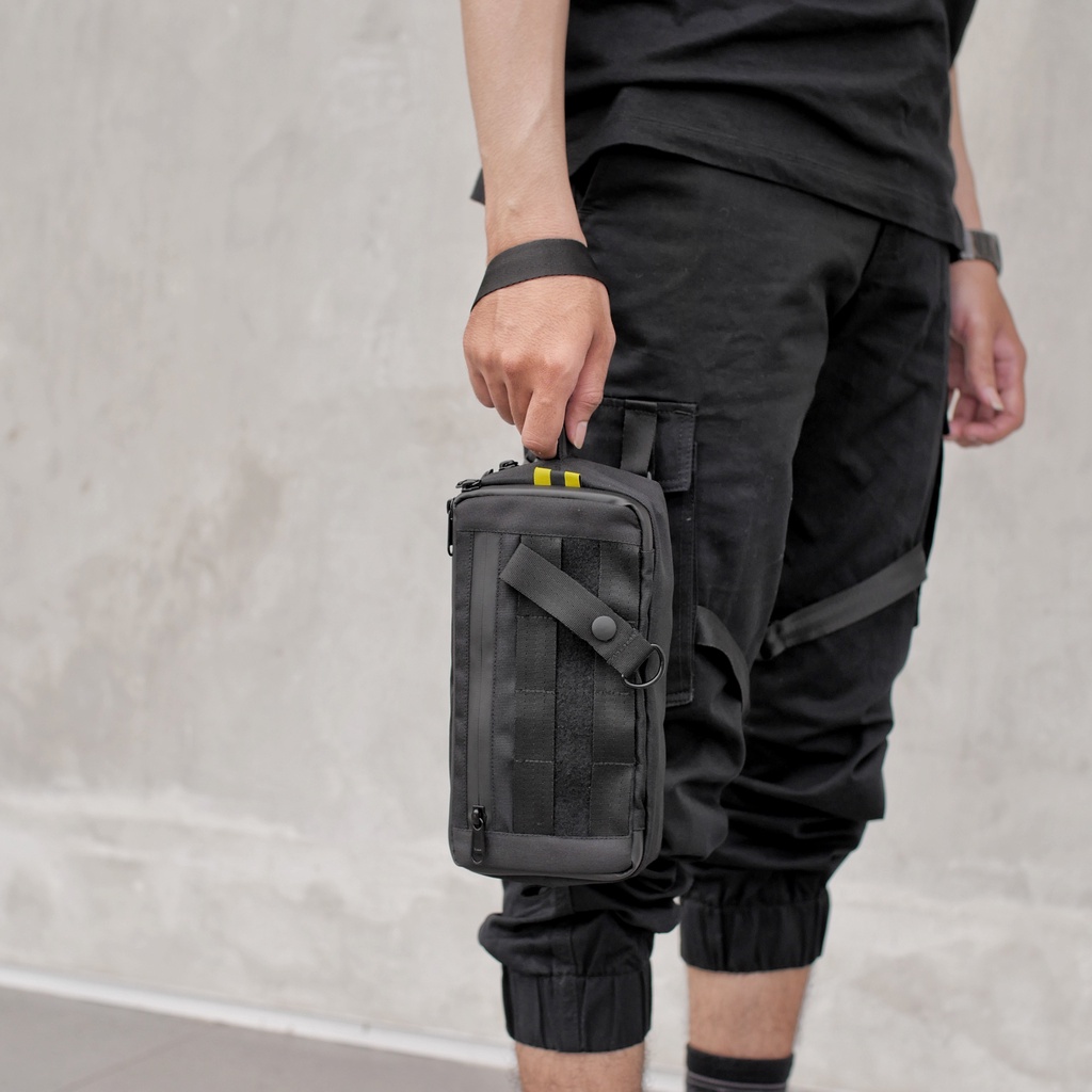 Sidekick Project TESSERACT LITE Clutch Pria Warna Hitam Multifungsi (Sling bag + Tech wear) Bahan Polyester Waterproof Ukuran 23 x 12 x 7 CM Organizer Key Card Holder Tas Selempang HP Dompet