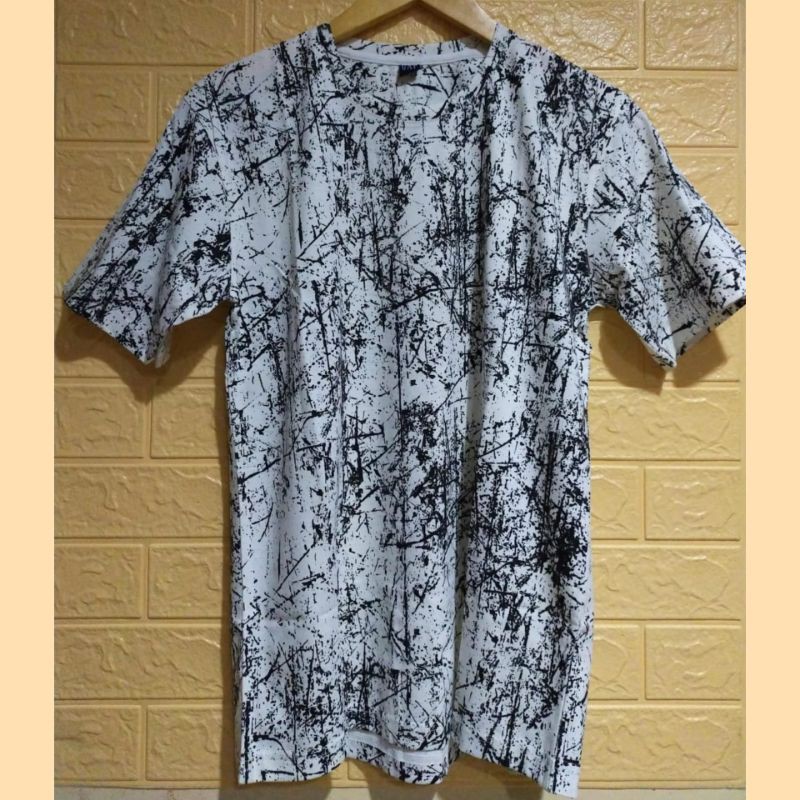 KAOS PRIA MOTIF ABSTRAK