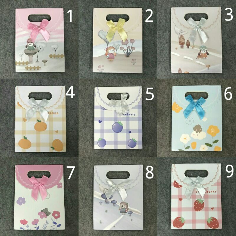 

Paperbag Tutup Pita Small - Ukuran 12,5 x 6,5 x 12,5 cm