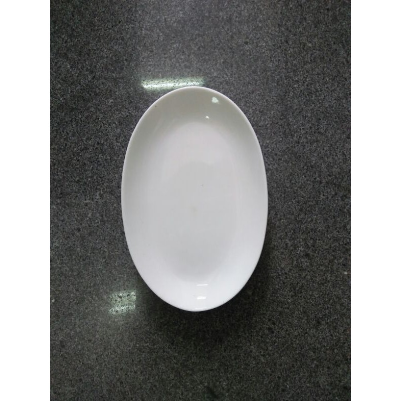 Piring Keramik Bentuk Oval Putih