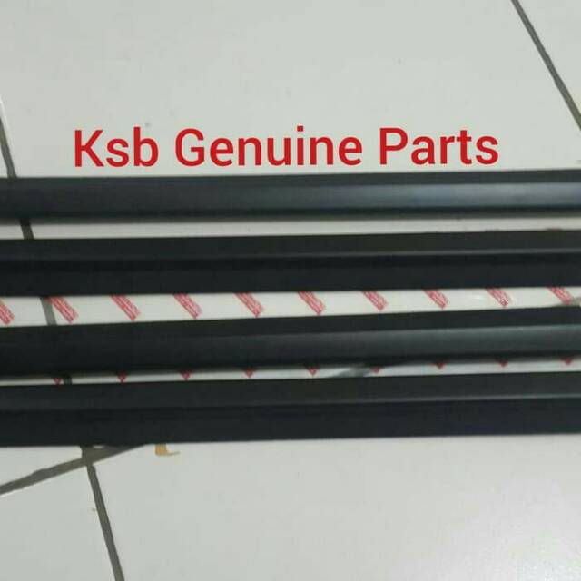 Pelipit Pintu Karet Kaca Luar 1Set 4Pcs Agya Ayla Original Asli