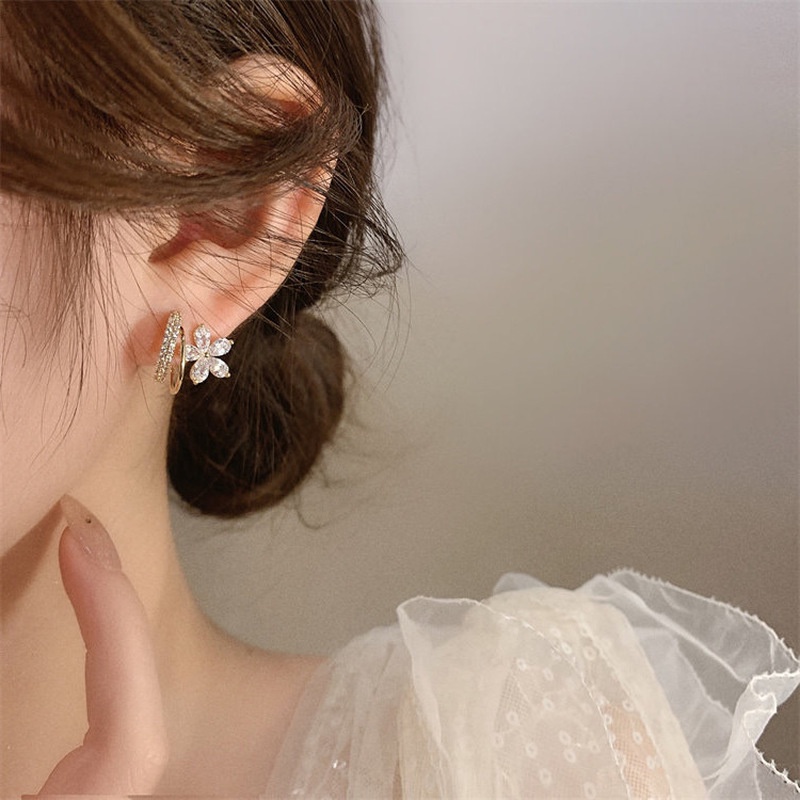Anting Stud Zircon Mutiara Berlian Imitasi Bentuk Bunga Gaya Korea Untuk Wanita