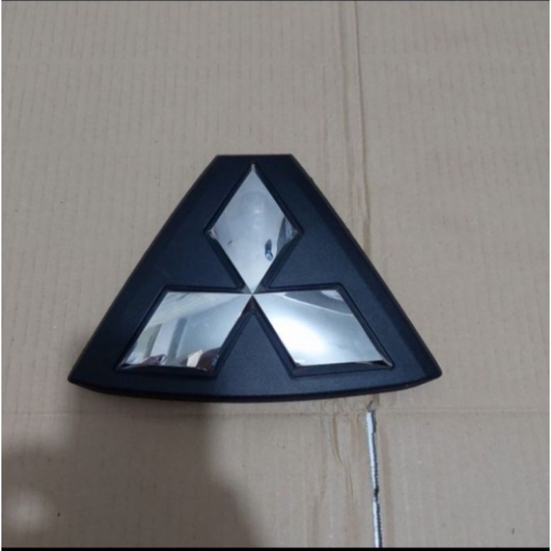 EMBLEM 3 BERLIAN / LOGO GRILL DEPAN PAJERO SPORT 2021 ORIGINAL