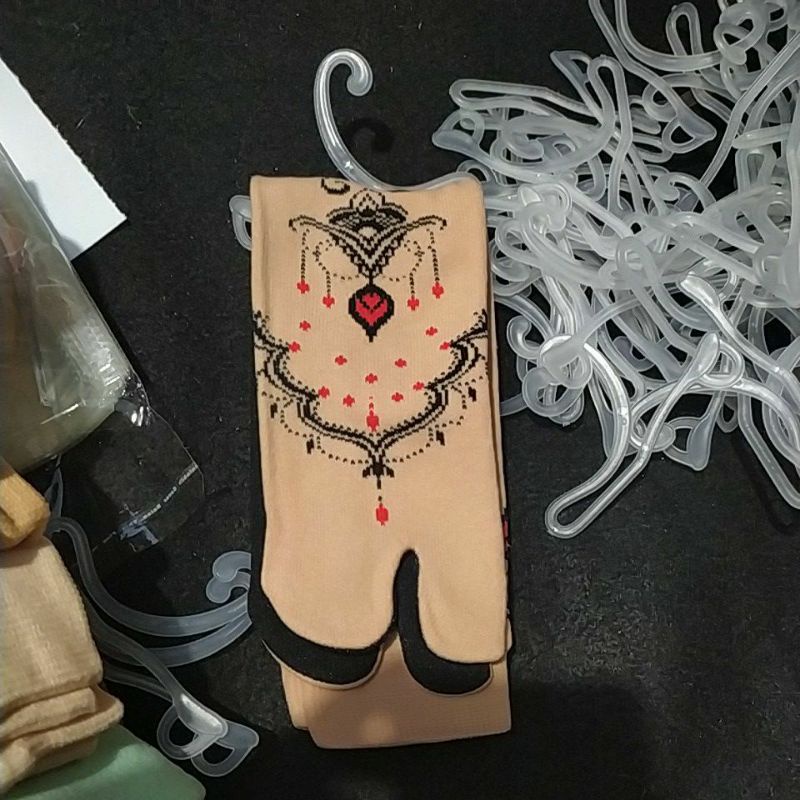 Hanger gantungan kaos kaki putih