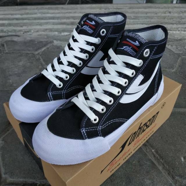 SEPATU JOHNSON PRO BLACK WHITE