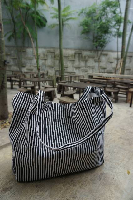 NUDIE BAG / TOTEBAG MOTIF STRIPE BLACK MAGNET