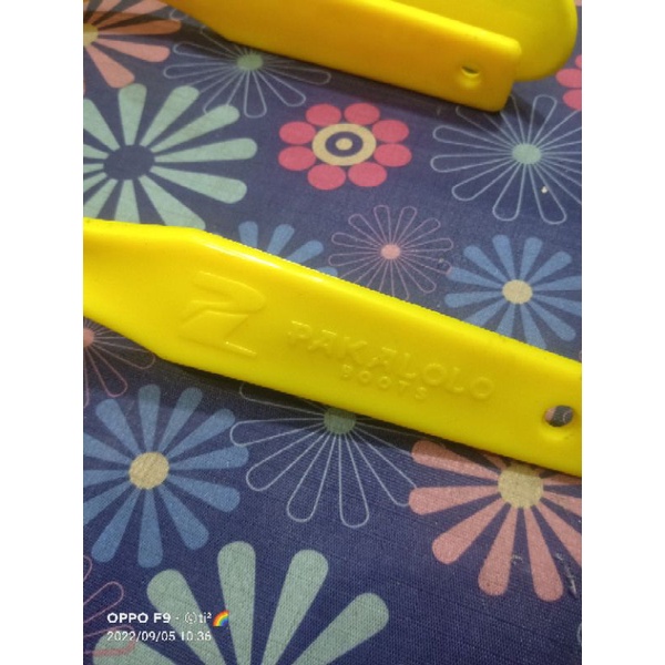 sendok sepatu, alat umtuk membantu memakai sepatu