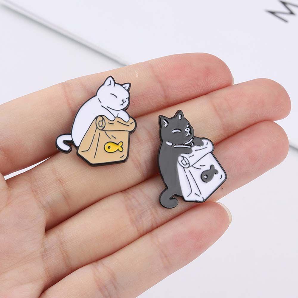 AUGUSTINA Bros Kucing Hadiah Untuk Wanita Pria Hadiah Untuk Anak Hitam Putih Kucing Kerah Bros Makan Sendiri Lencana Pin Enamel Pin