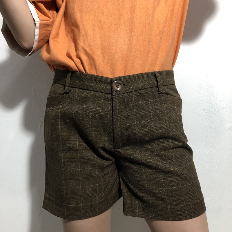 

Brown short paints