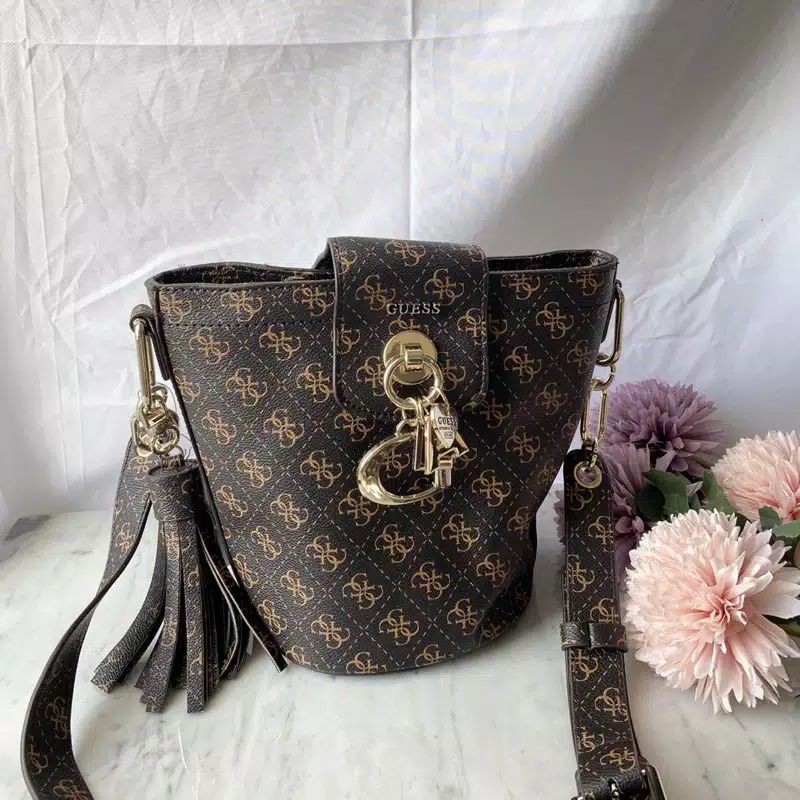 tas selempang wanita import (guess bucket tassel)
