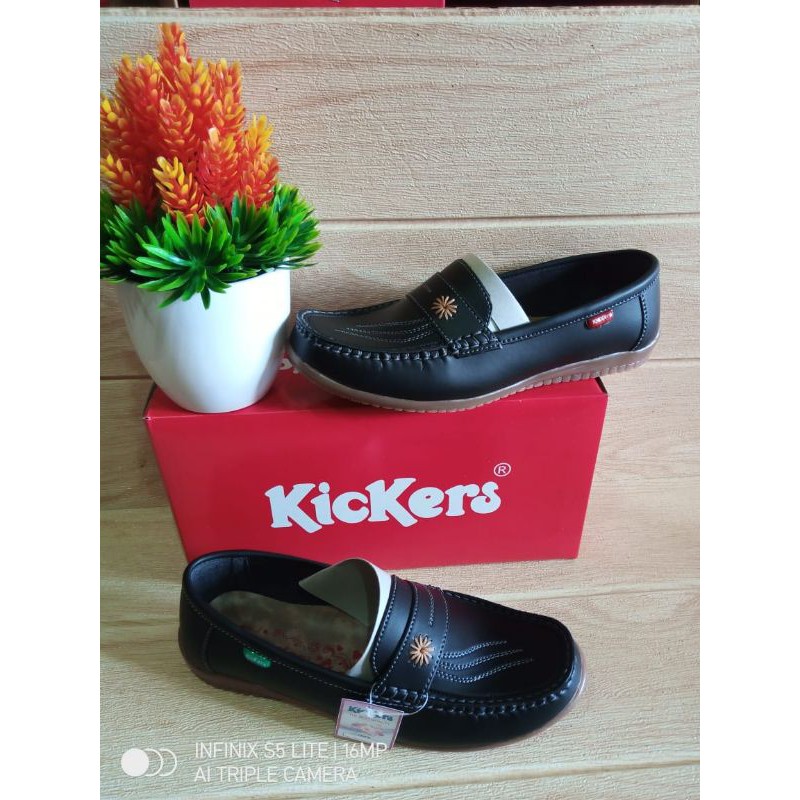 SEPATU KICKERS WANITA SLIP ON HITAM 01