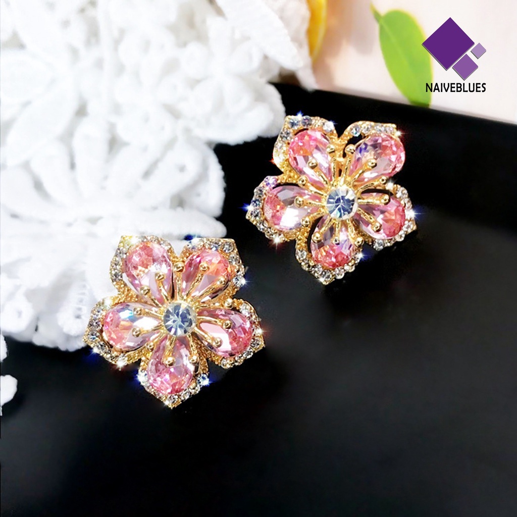 1 Pasang Anting Stud Desain Bunga Aksen Glitter Bahan Alloy Tahan Lama Untuk Wanita