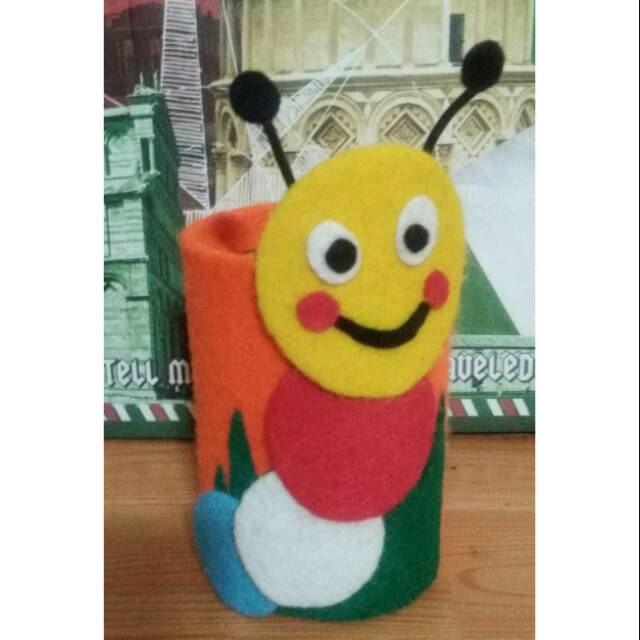 

Tempat pencil karakter