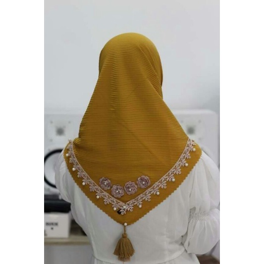 Jilbab Segi Empat Voal Plisket Renda Bunga 4
